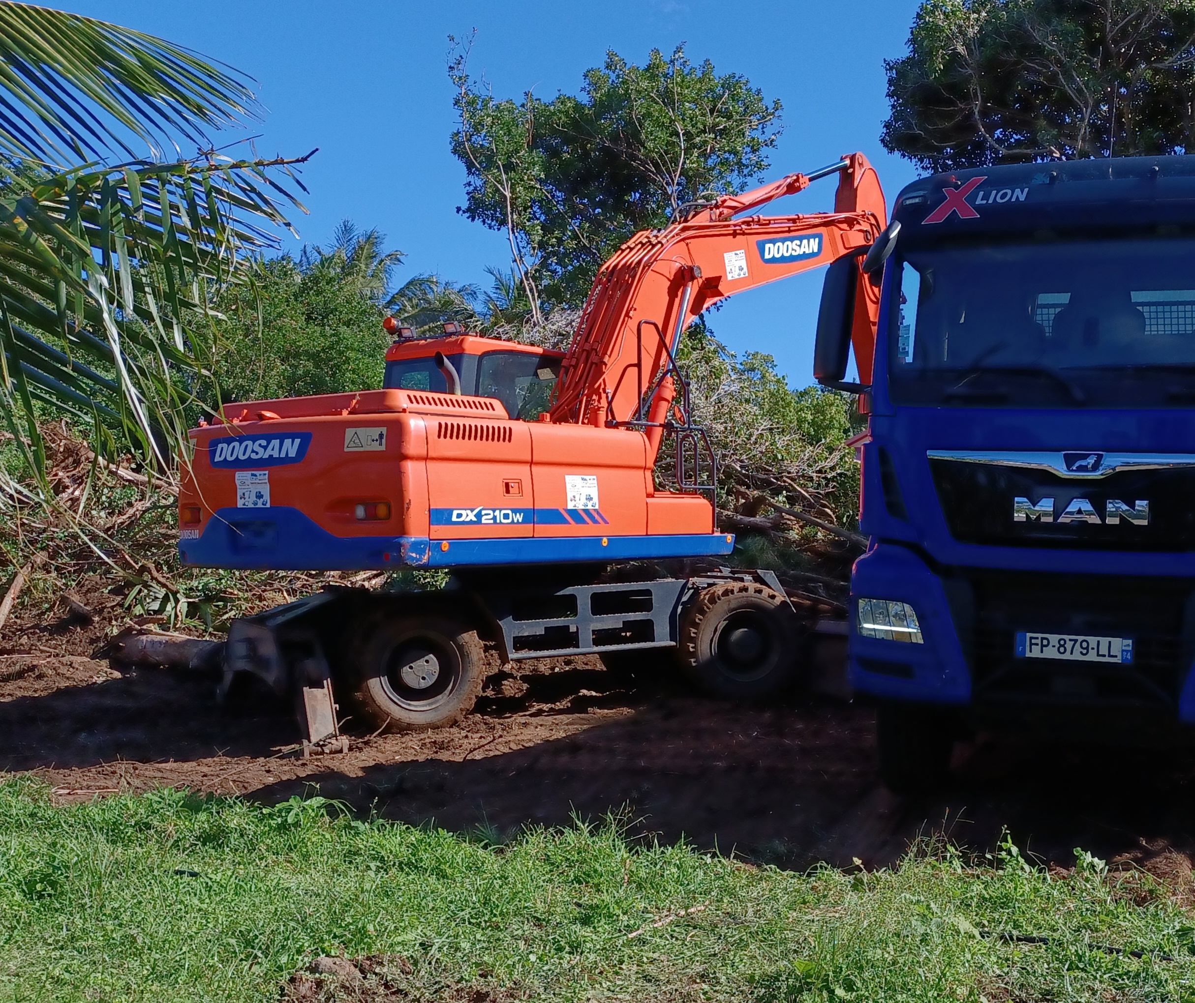 Pelle Doosan et camion sur chantier de terrassement